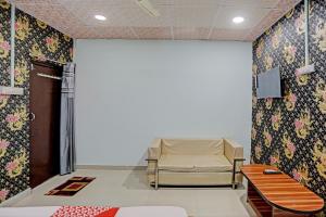 DānāpurOYO Flagship Dream Mahal Guest House的一间设有椅子和桌子的等候室
