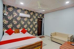 DānāpurOYO Flagship Dream Mahal Guest House的一间卧室配有一张床和一个沙发