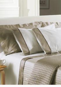 贝加莫Smart House Rooms Luxury的一张白色的床,上面有四个枕头
