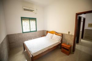 圣多美YUPOP APARTAMENTO的一间小卧室,配有床和窗户