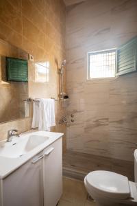 圣多美YUPOP APARTAMENTO的一间带水槽、卫生间和淋浴的浴室