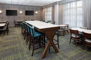 路易斯威尔路易斯维尔市中心汉普顿酒店的大型会议室,配有桌椅