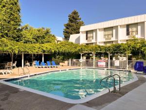 贝尔蒙Studio 6 Belmont, CA San Francisco Redwood的酒店前的游泳池