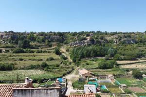 锡德自由镇Casa Rústica y vistas a la montaña - Els Llavadors的山丘上村庄的空中景观