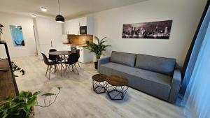 布拉迪斯拉发2 room Apartment with terrace, 2AK的客厅配有沙发和桌子