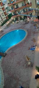 阿莱曼الساحل الشمالي的享有酒店游泳池的顶部景色