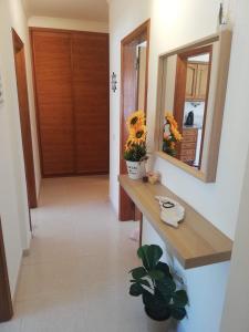 阿尔图拉Apartamento Sunrise的走廊设有木柜台和镜子
