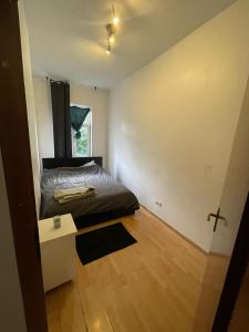 布鲁塞尔Appartement spacieux pour un séjour inoubliable的一间小卧室,配有一张床和一张桌子