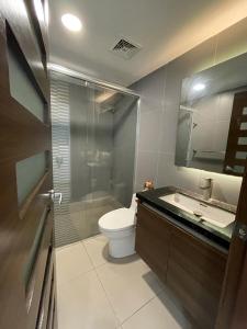 曼塔Departamento en Manta Edificio Poseidon的浴室配有卫生间、淋浴和盥洗盆。