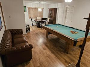 桑福德The Home的客厅配有台球桌和沙发