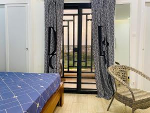 达喀尔Résidence El Hadji Annexe的卧室配有床、椅子和窗户。