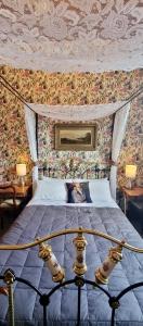 PaparoaPheasant Lodge的一间卧室配有一张带天蓬的床