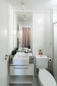 圣保罗Rover 25 Centro的白色的浴室设有卫生间和水槽。