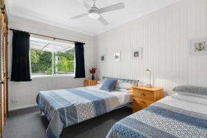 文森提亚AXL Orion Beach Home: Beach front的一间卧室设有两张床和窗户。