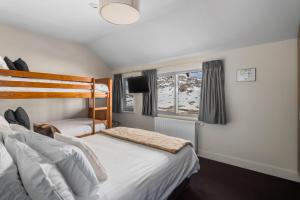 佩里舍峡谷Kooloora Lodge的一间卧室设有两张床和窗户。