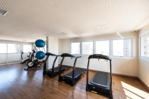 圣保罗Rover 25 Centro的健身房设有跑步机,健身房提供健身自行车