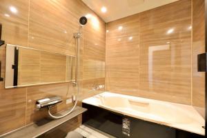 小樽小樽迎浜館的浴室配有盥洗盆和浴缸。