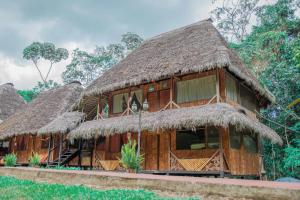 AguaricoCaiman Eco Lodge的茅草屋顶的小屋
