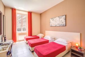 罗马罗马市中心马赛克酒店的酒店客房设有两张床和窗户。