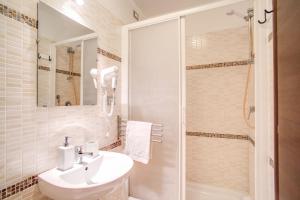 罗马罗马市中心马赛克酒店的浴室配有白色水槽和淋浴。