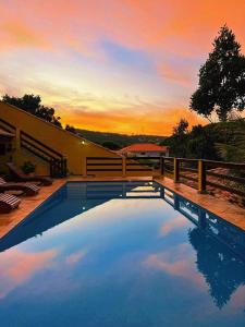 布希奥斯Meu Cantinho Familiar的一座享有日落美景的游泳池