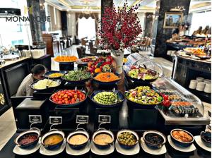岘港岘港莫纳科酒店的自助餐,包含各种不同的食物