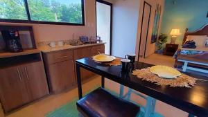塔马林多Suite Dream Blue的厨房配有带2盘菜肴的桌子