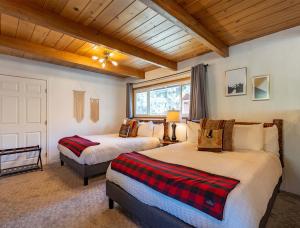 赖特伍德Grand Pine Cabins的一间卧室设有两张床和窗户。