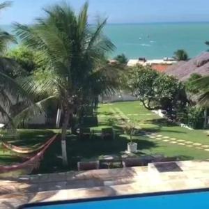 卡诺格布拉达瓦尔卢艾尔旅馆的享有棕榈树度假村和大海的景致。