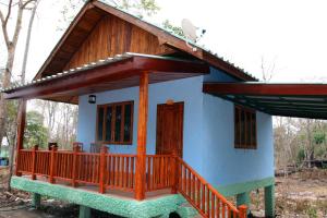 万象Soutchai Resort的蓝色的小房子,设有木门廊