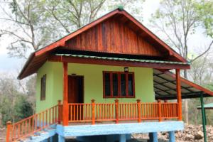 万象Soutchai Resort的茅草屋顶的小房子
