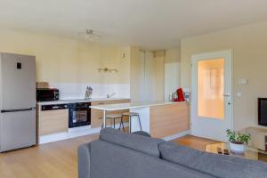阿斯克新城Bright one-bedroom in Villeneuve-d'Ascq - Welkeys的带沙发的客厅和厨房