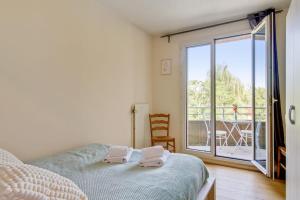 阿斯克新城Bright one-bedroom in Villeneuve-d'Ascq - Welkeys的一间卧室配有一张床,上面有两条毛巾