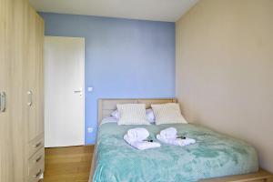 阿斯克新城Bright one-bedroom in Villeneuve-d'Ascq - Welkeys的一间卧室配有一张床,上面有两条毛巾