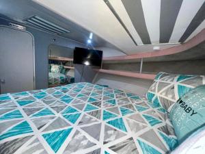 基拉戈Nice Boat in Key Largo的卧室配有1张床,铺有瓷砖地板。