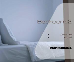 宋溪Inap Perdana Sungkai, Perak的一张带白色床单和单词床的床