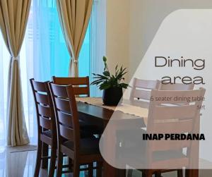 宋溪Inap Perdana Sungkai, Perak的用餐区配有玻璃桌和椅子