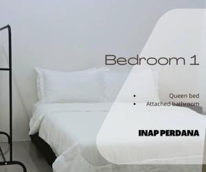 宋溪Inap Perdana Sungkai, Perak的卧室配有白色床,卧室配有白色的床铺。