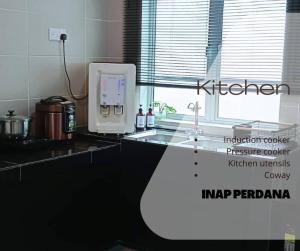 宋溪Inap Perdana Sungkai, Perak的厨房配有水槽和带微波炉的台面。