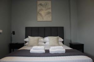 纽卡斯尔Colliery Inn Wallsend的一间卧室配有一张带两个枕头的床