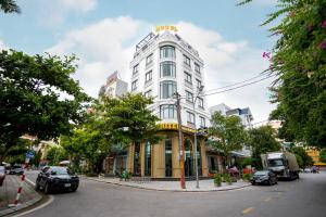 Móng CáiHotel Trung Duong的街道拐角处的白色建筑