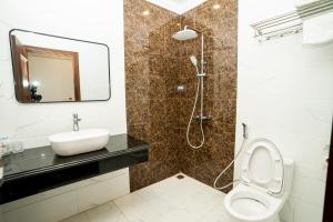 Móng CáiHotel Trung Duong的浴室配有卫生间、盥洗盆和淋浴。