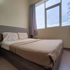 马六甲Park City Motel的一间卧室设有一张大床和窗户