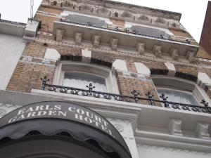 伦敦伯爵府花园酒店的一座建筑,上面有读书大厅的标志