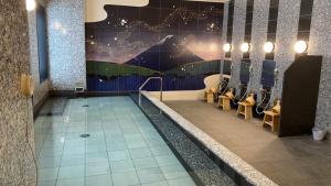 东京hotel MONday Premium TOYOSU的墙上壁画餐厅的游泳池