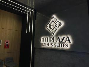 瓜拉丁加奴DJ Citi Plaza Hotel & Suites的酒店墙上的标志