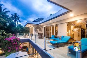 八丹拜Villa Black Pearl - by Unicorn Villas Bali的一个带游泳池和庭院的别墅
