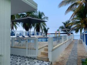 科韦尼亚斯Hotel Playarena的海滩上带桌子和遮阳伞的阳台