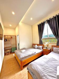 大叻Khoảng Lặng ATP的一间卧室设有两张床和窗户。