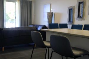 巴特曼斯贝佐巴海滨汽车旅馆的一间设有蓝色椅子和桌子的等候室